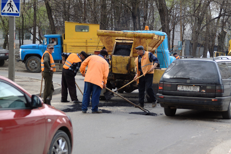 Внимание водителям: столичные улицы закроют для транспорта из-за ремонта дорог