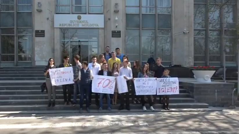Flashmob la Chișinău. Elevii își doresc hârtie igienică și săpun în toaletele din școli