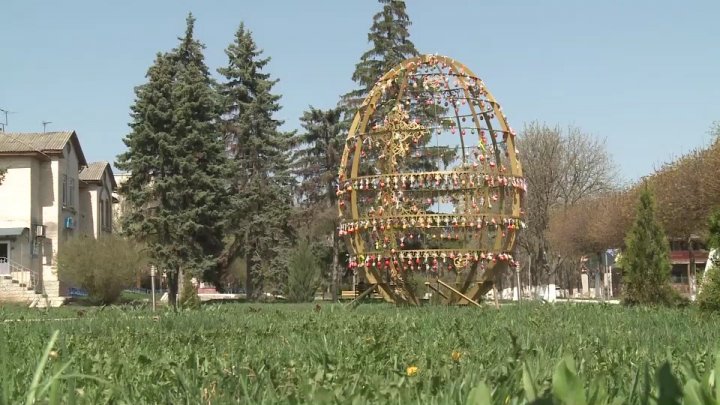 Un ou gigantic a fost instalat în centrul oraşului Făleşti