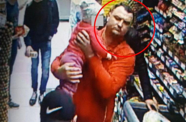 Atenție! Poliţia caută bărbatul din imagini care ține un copil în brațe