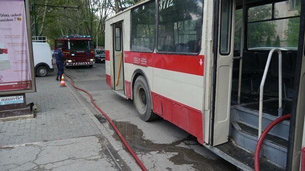 Un troleibuz de pe ruta 24 a fost cuprins de flăcări cu tot cu oameni în interior (FOTO)