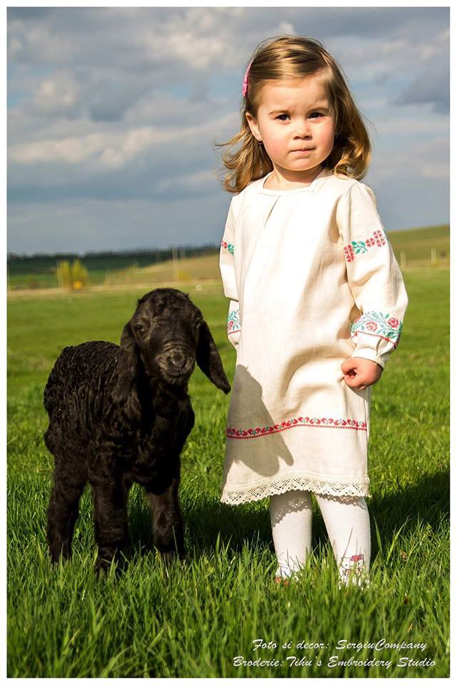 Уникальная вышивка Джеты Тиху на одежде для младенцев, детей и взрослых
