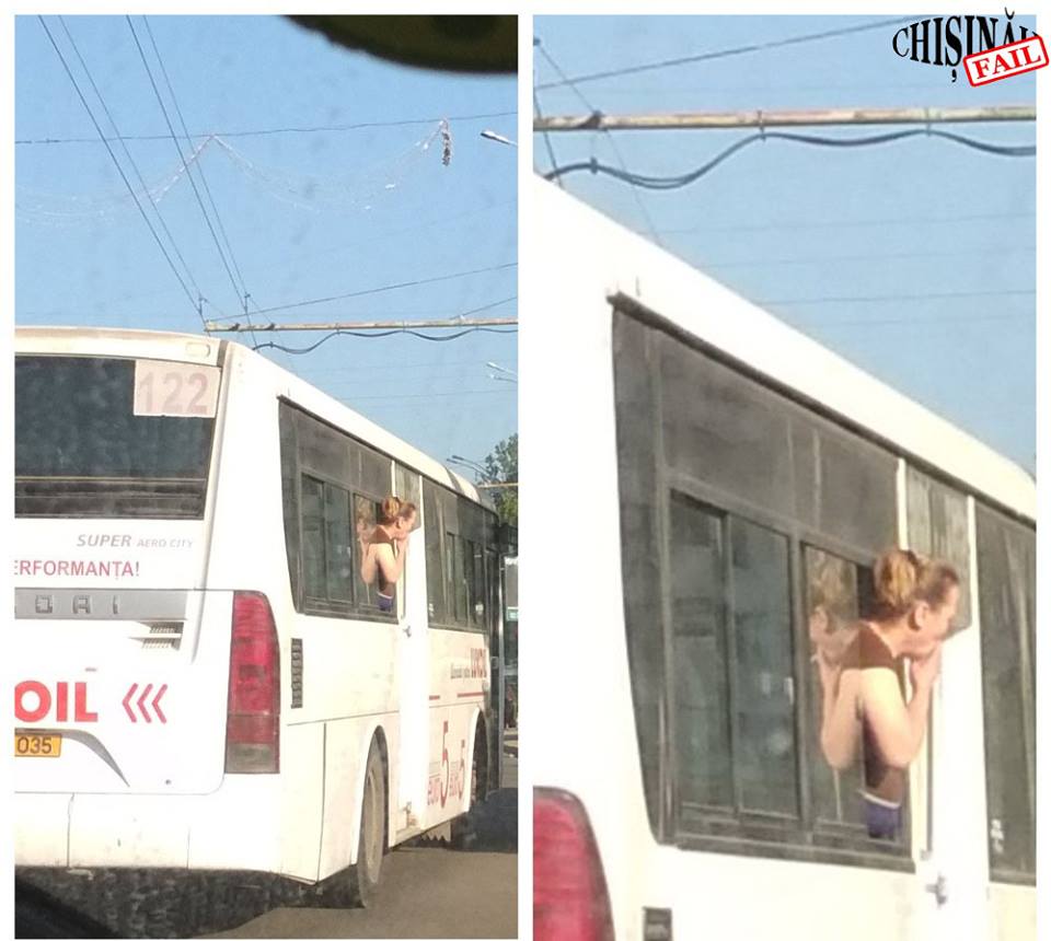 Ieșit din comun! O femeie fumează în transportul public, chiar în timpul deplasării