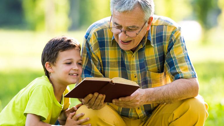 Bunicii care au grijă de nepoți trăiesc mai mult