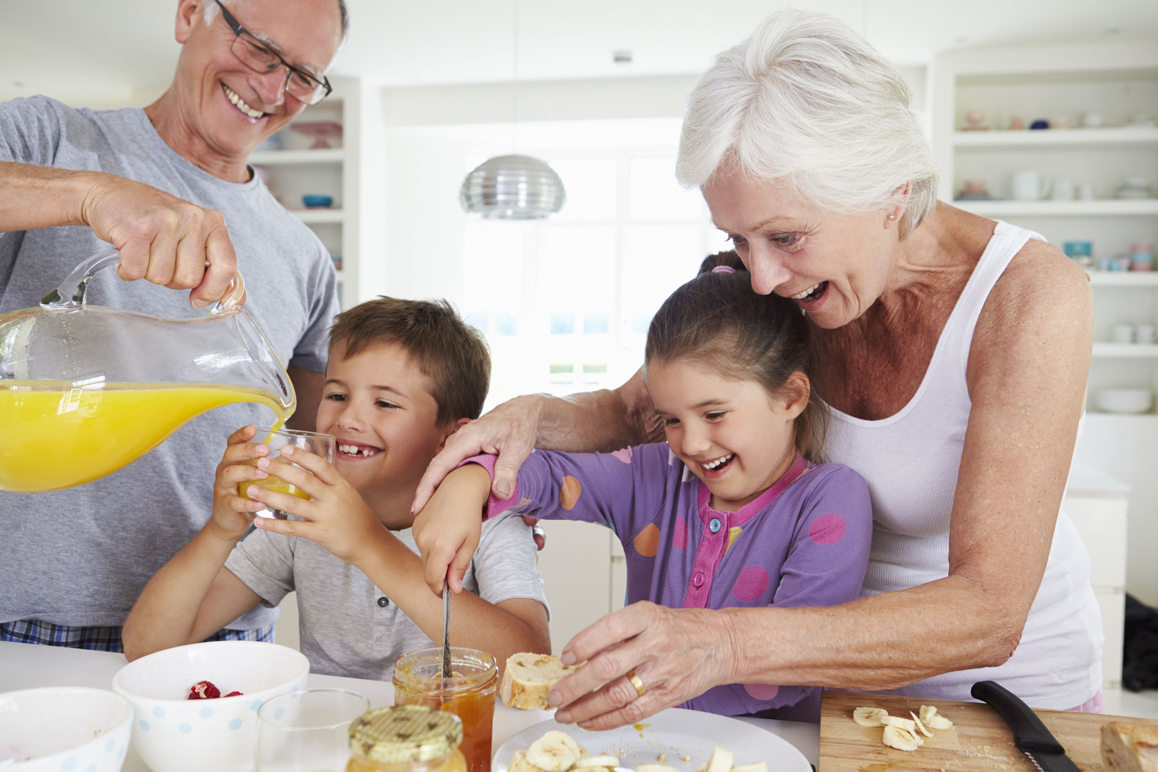 Bunicii care au grijă de nepoți trăiesc mai mult