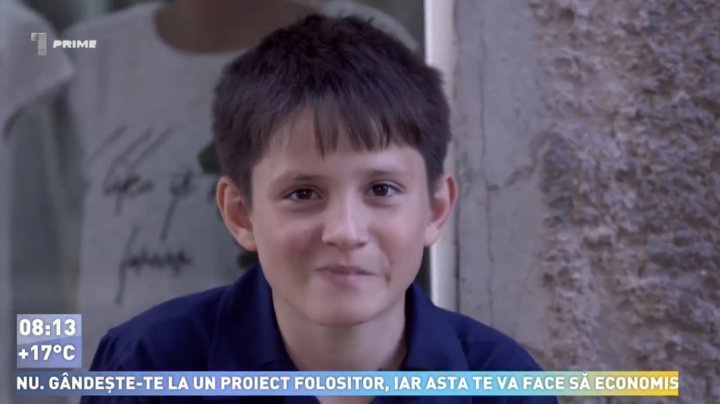 Cristian, băiatul din Sireți, vinde verdețuri pentru a-și ajuta mama