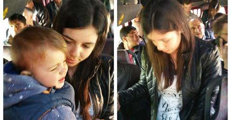 Într-un microbuz plin cu bărbați, niciun pasager nu a cedat locul unei mame care își ținea copilul în brațe
