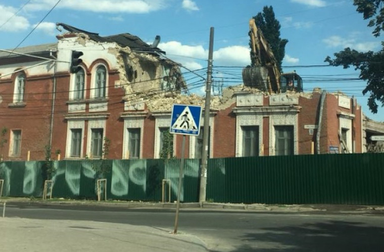 Încă o clădire istorică din Chișinău se demolează