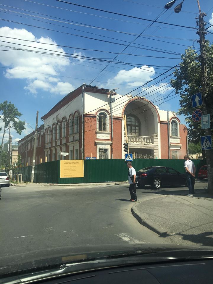 Încă o clădire istorică din Chișinău se demolează