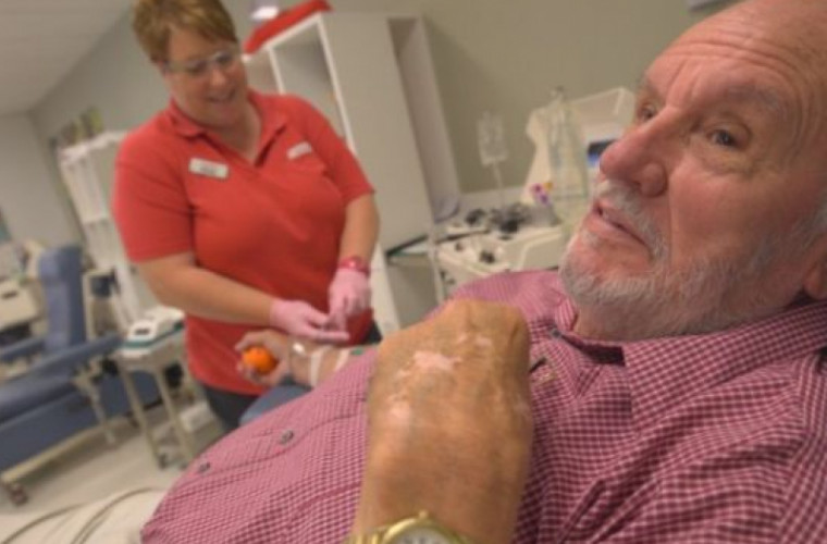 A donat sînge timp de 60 de ani, salvînd vieţile a 2,4 milioane de copii