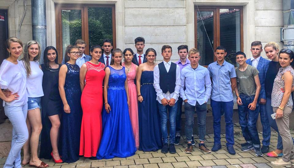 Для выпускников школы-интерната в Молдове собрали сотни платьев и костюмов