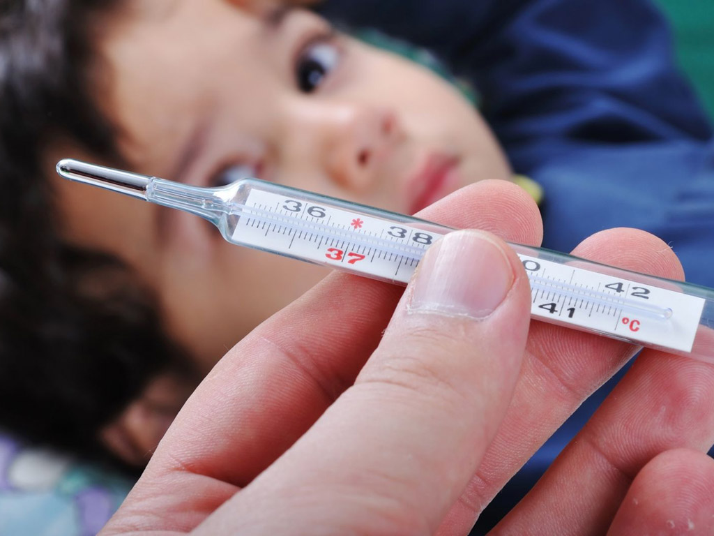 Copil cu febră: când chemăm medicul? Sfaturile pediatrului