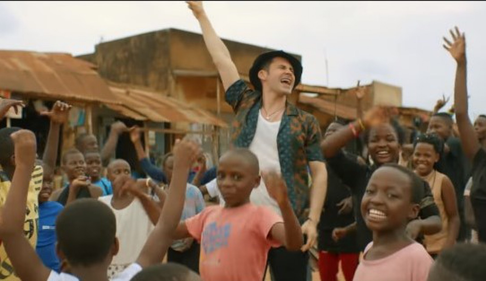 Dan Bălan cântă „Dragostea din tei” alături de copiii din Africa. Vezi noul videoclip (VIDEO)