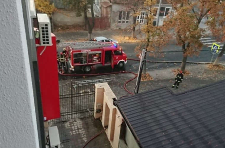 Un restaurant din capitală, devastat de flăcări (FOTO)