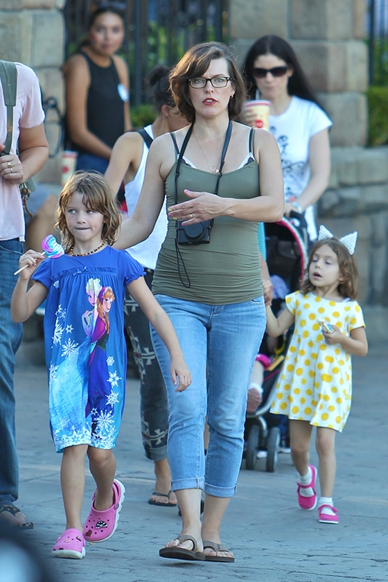 Si-a scos burtica la plimbare! Cum a fost surprinsa Mila Jovovich cu familia sa la Disneyland