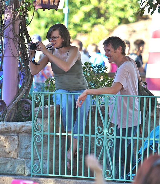 Si-a scos burtica la plimbare! Cum a fost surprinsa Mila Jovovich cu familia sa la Disneyland