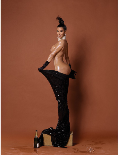 Kardashian a pozat nud cu fața la cameră