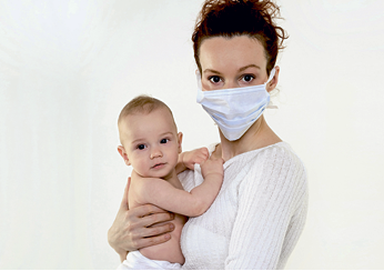 Mama a răcit. Cum sa reduci riscul îmbolnăvirii bebelușului?