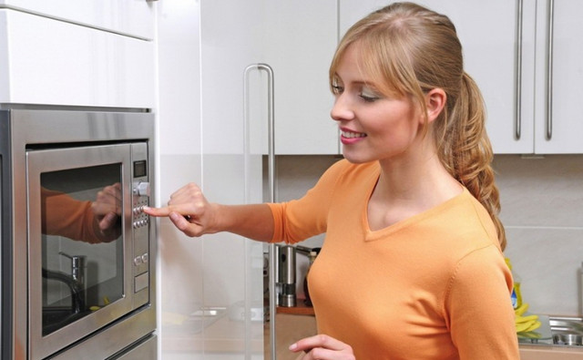 Cum gătim corect în cuptorul cu microunde: 6 secrete simple