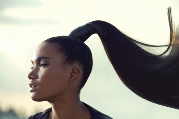 Ce obiceiuri proaste provoacă căderea părului la femei?