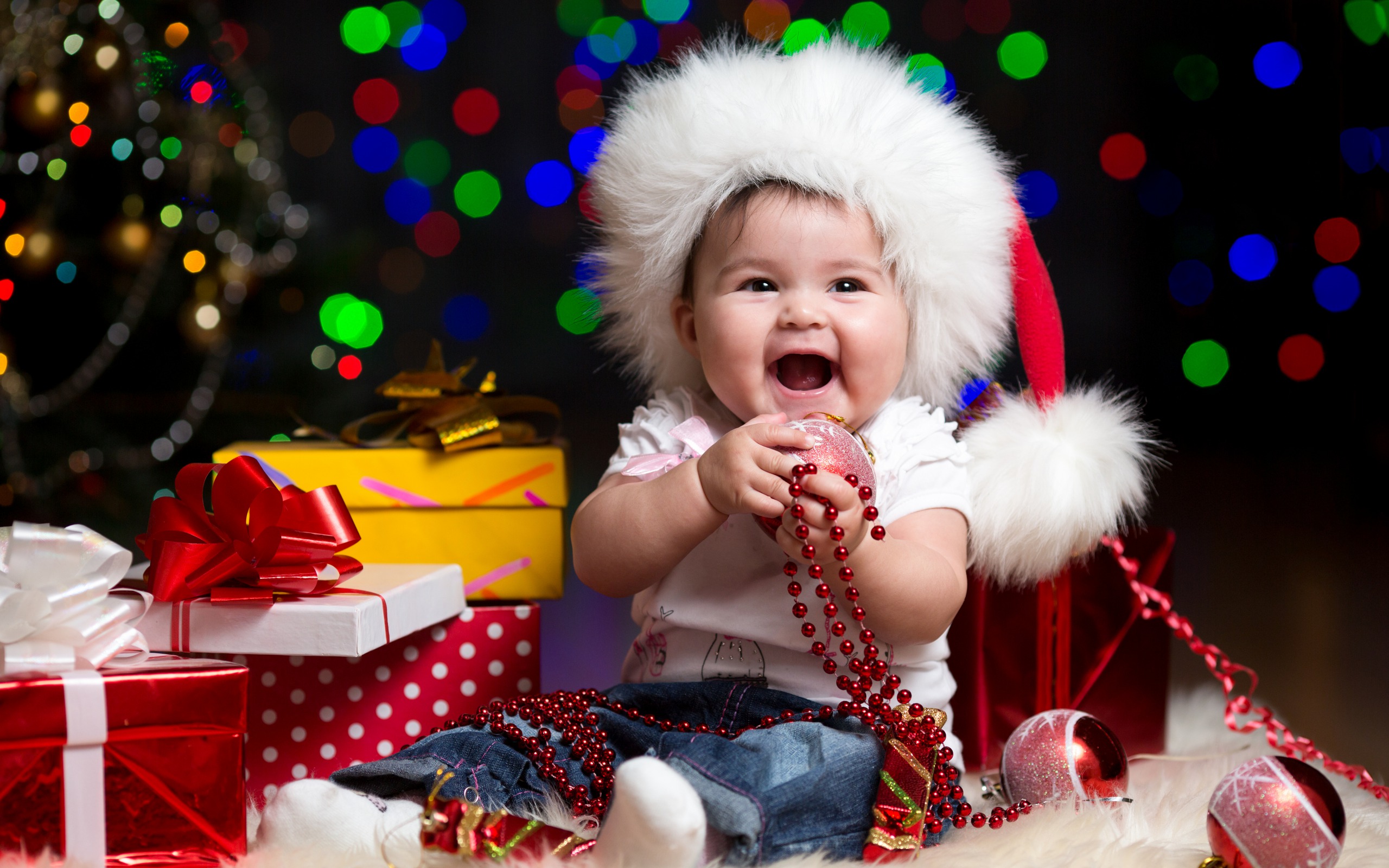 Подарок на Новый год малышу с рождения до трех лет: как не промахнуться с подарком?