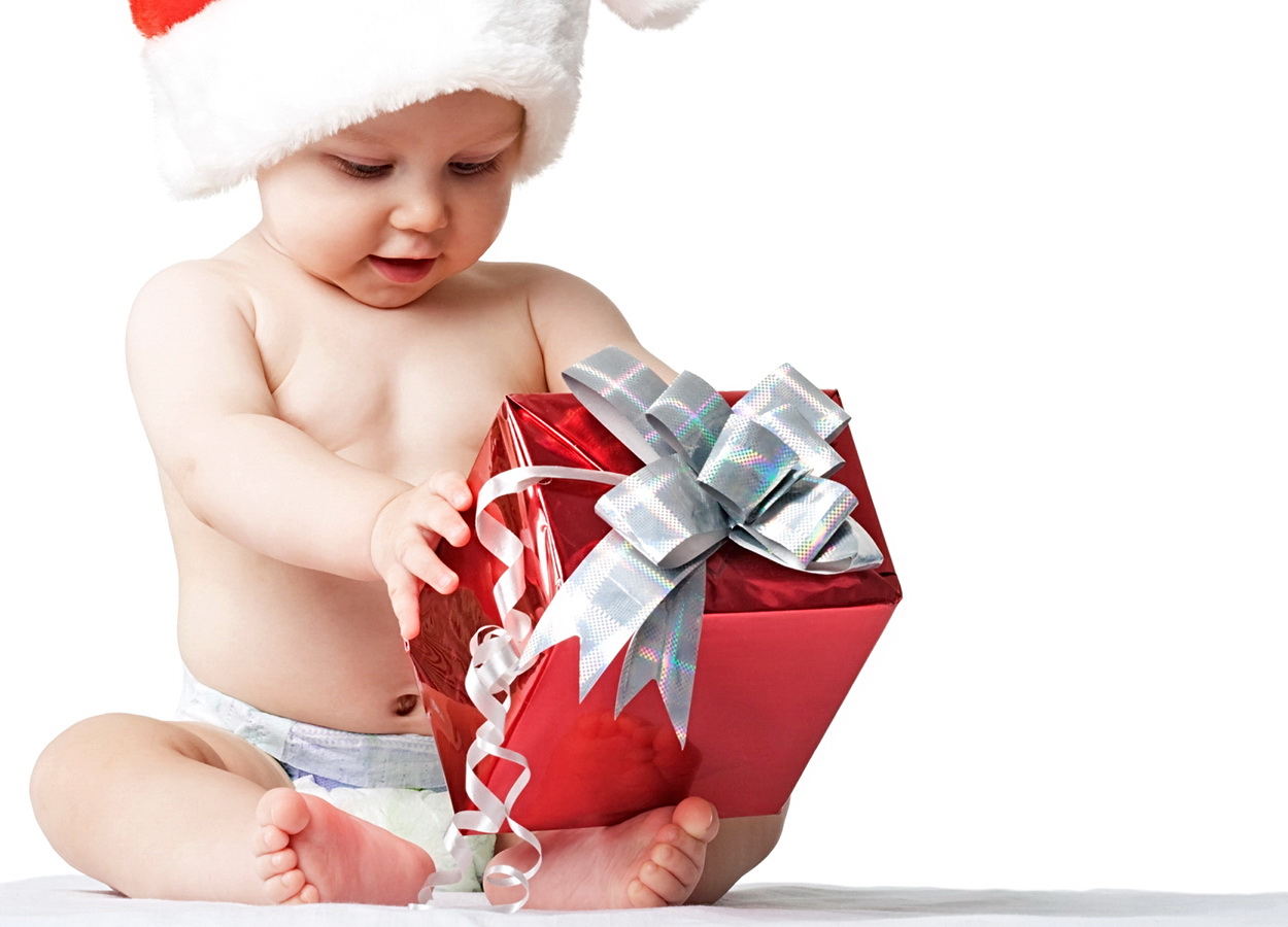 Подарок на Новый год малышу с рождения до трех лет: как не промахнуться с подарком?