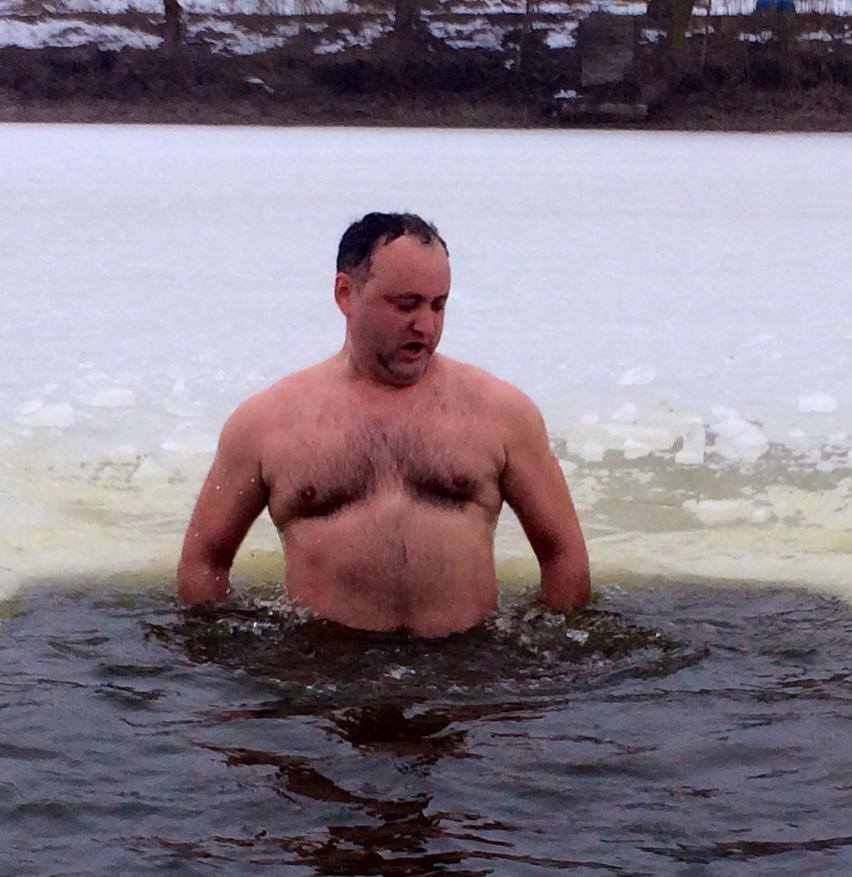 Igor Dodon s-a scăldat  înr-un lac înghețat!