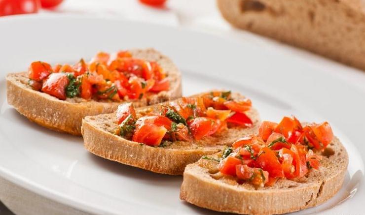 Рецепты для Великого Поста: брускетта с помидорами и базиликом