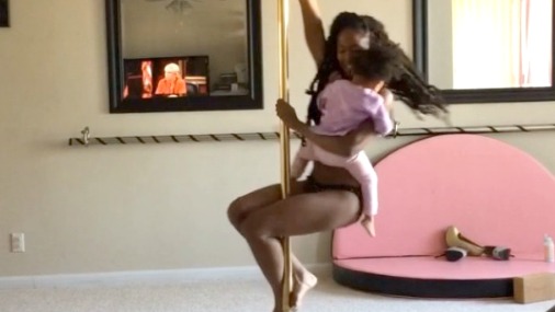 Видео, где молодая мама танцует с ребенком на руках на шесте взорвало Интернет