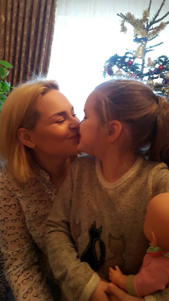 Cristina Scarlat îşi duce fiica de şase ani la salon de înfrumuseţare
