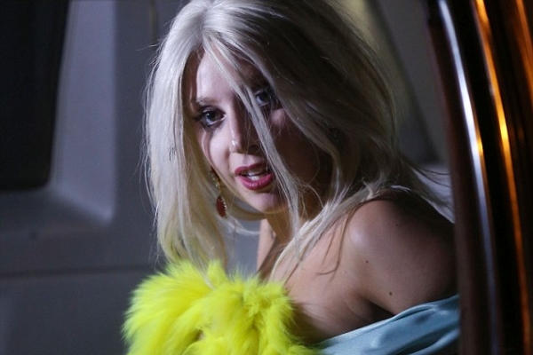 Леди Гага оголила грудь на съемках сериала