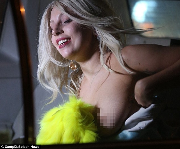 Леди Гага оголила грудь на съемках сериала