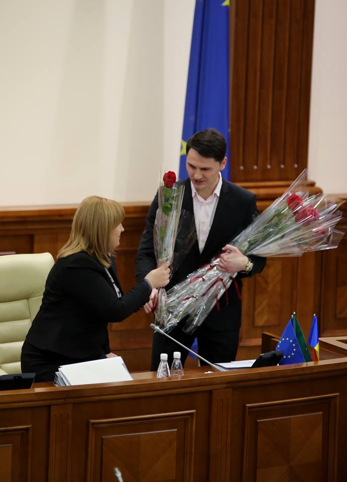 Flori şi poezii pentru femeile din Parlament!