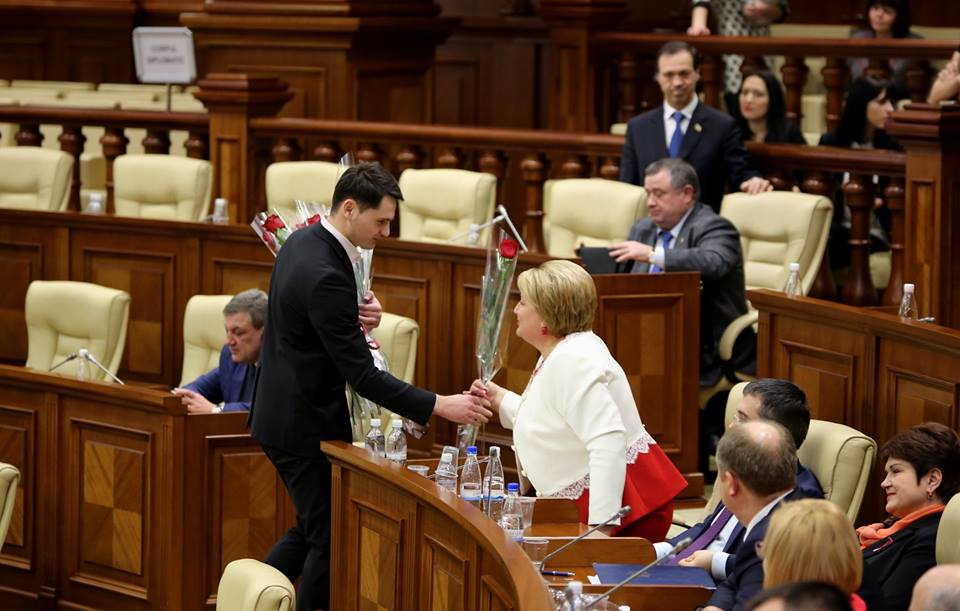 Flori şi poezii pentru femeile din Parlament!