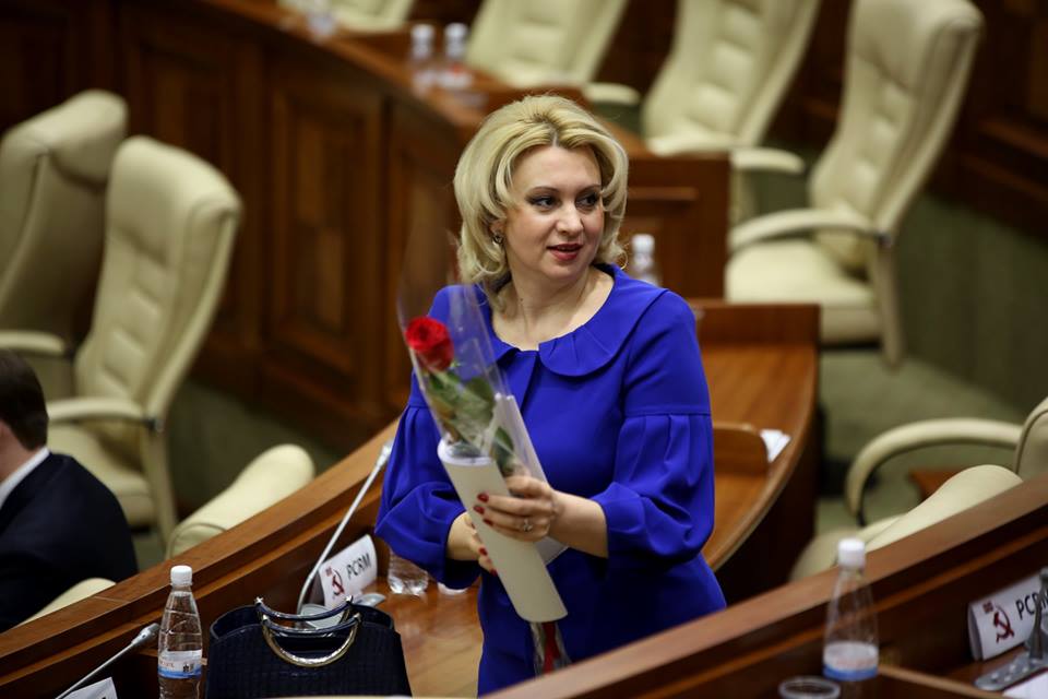 Flori şi poezii pentru femeile din Parlament!