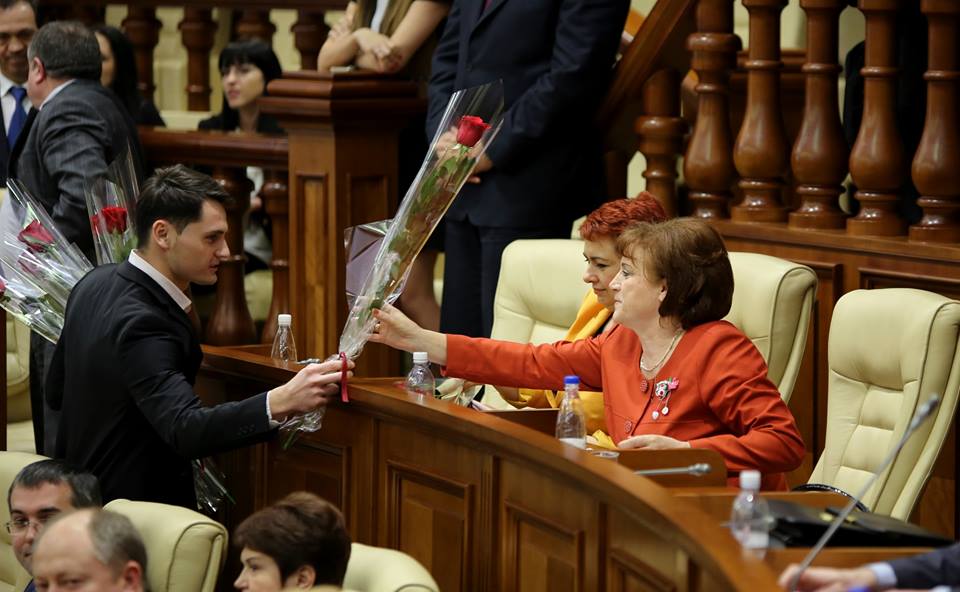 Flori şi poezii pentru femeile din Parlament!