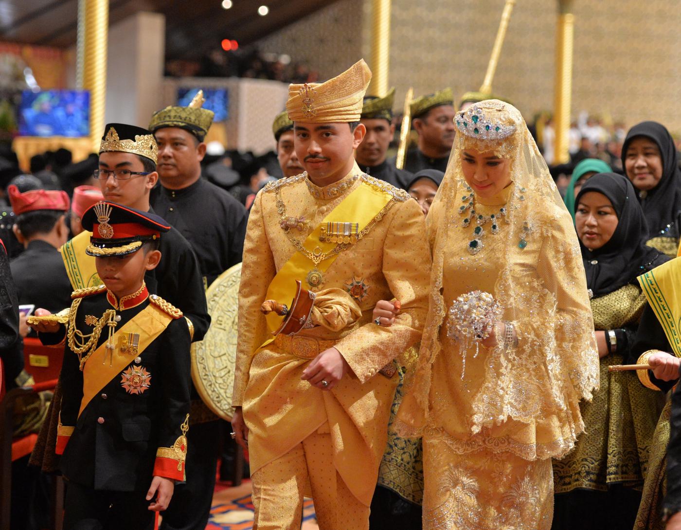 O nunta care dureaza 9 zile! Cum arata mireasa Printului din Brunei, in rochie de aur si pantofi cu bijuterii