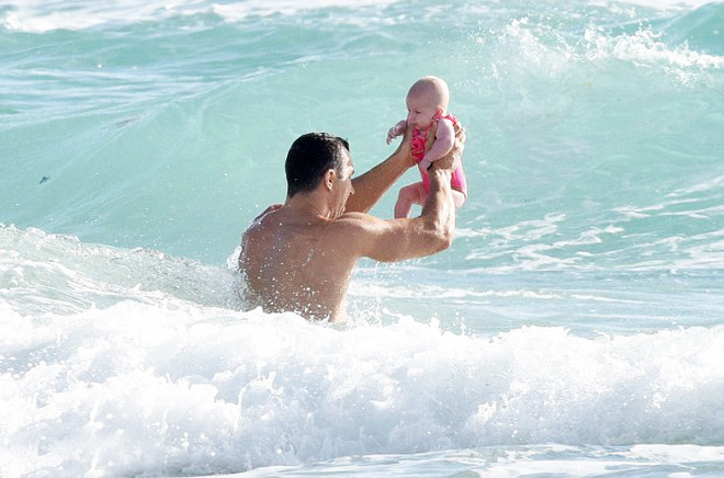 Папина дочка: Владимир Кличко и малышка Кайя на пляже в Майами