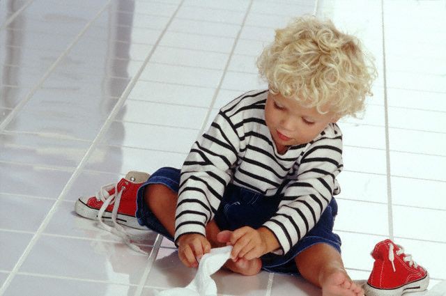 Cum înveți copilul să încheie și să descheie nasturii de la haine: carte-educativă (foto)