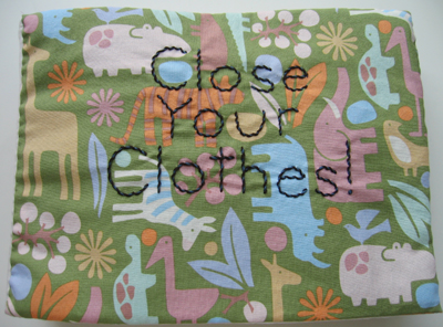 Cum înveți copilul să încheie și să descheie nasturii de la haine: carte-educativă (foto)