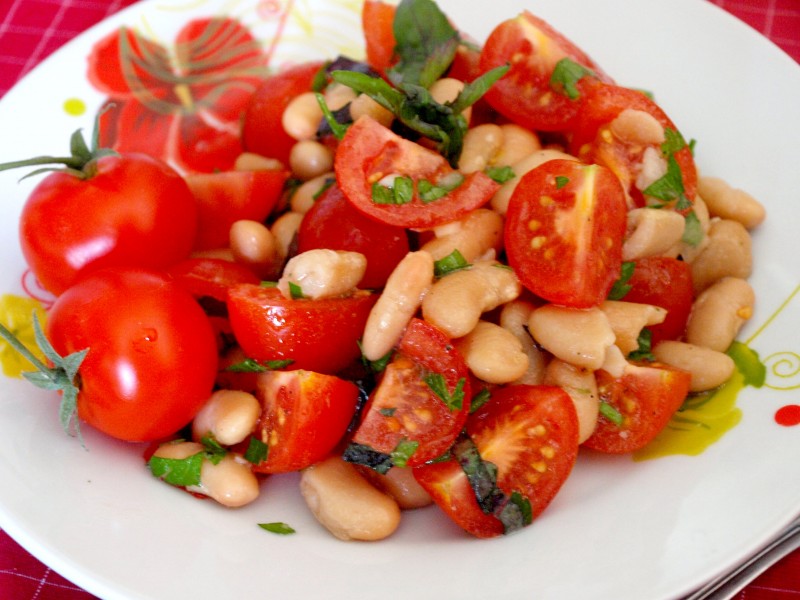 Рецепты для Великого Поста: салат с помидорами и фасолью