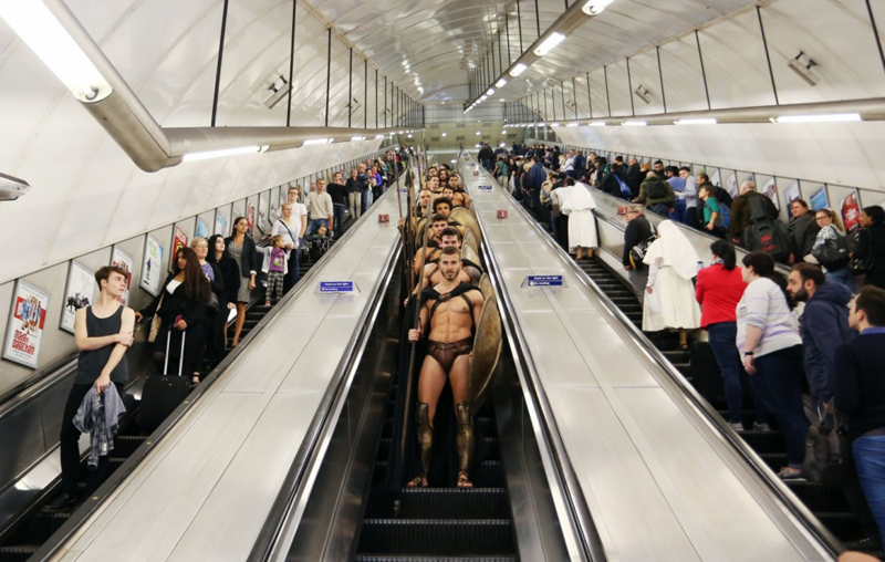 Брутальные 300 спартанцев в Лондонском метро. Что вообще происходит?