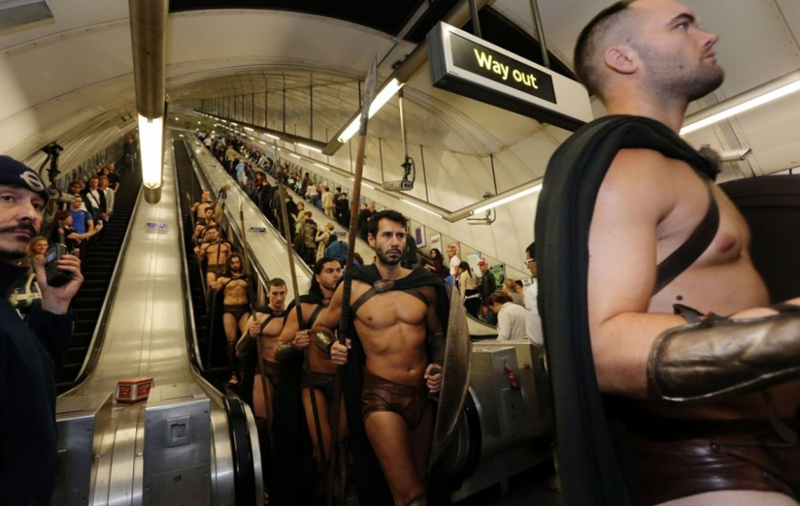 Брутальные 300 спартанцев в Лондонском метро. Что вообще происходит?