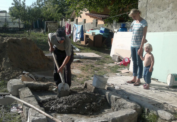 O familie cu 3 copii doarme sub cerul liber