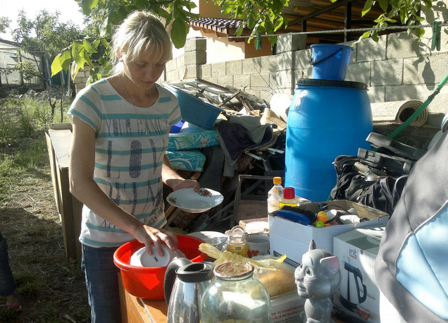 O familie cu 3 copii doarme sub cerul liber