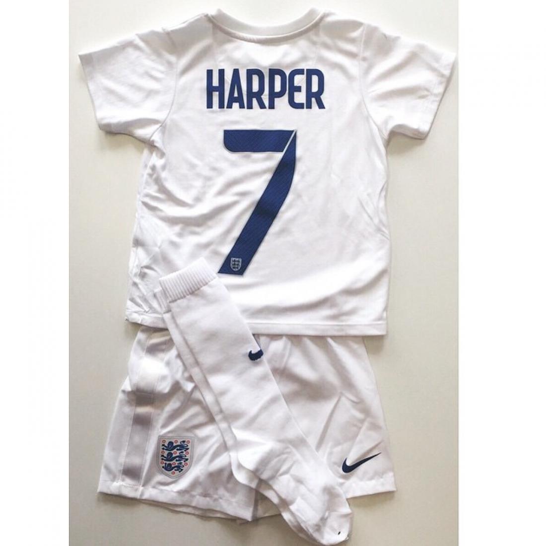 3-летнюю Харпер Бекхэм приняли в женскую футбольную сборную Англии