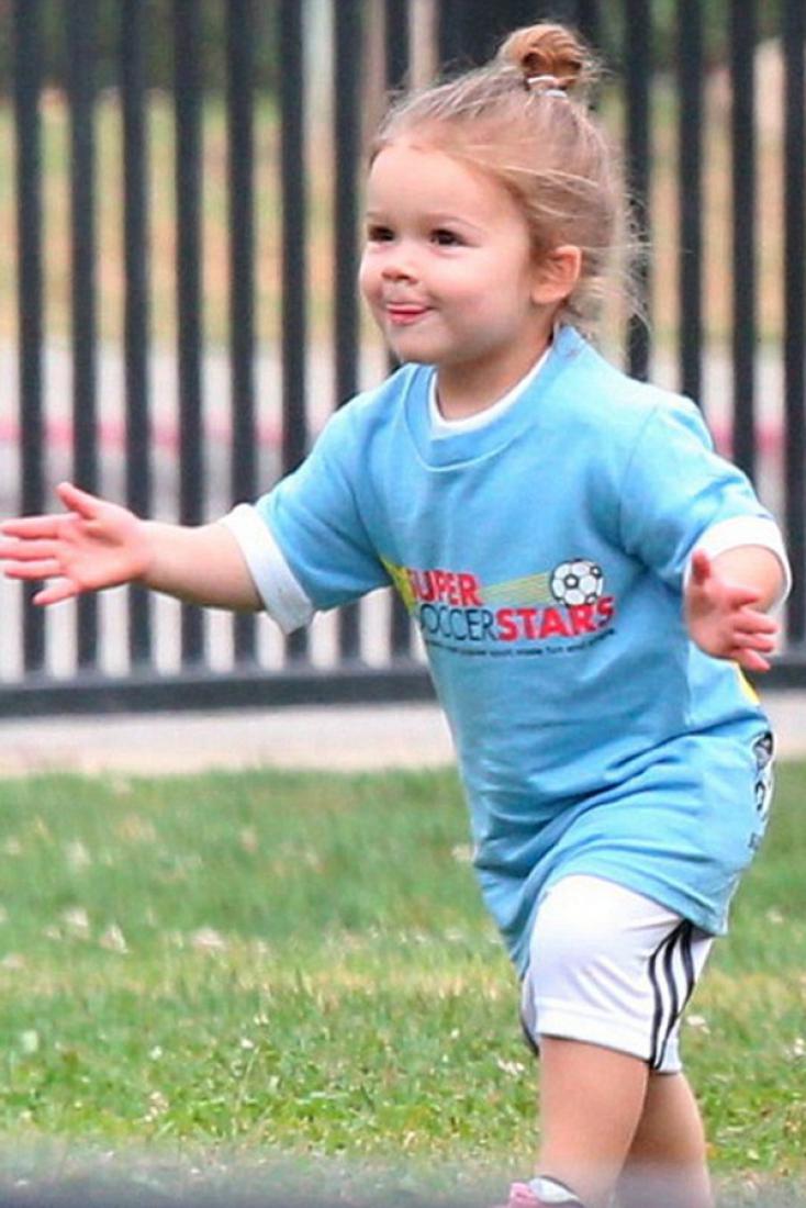 3-летнюю Харпер Бекхэм приняли в женскую футбольную сборную Англии