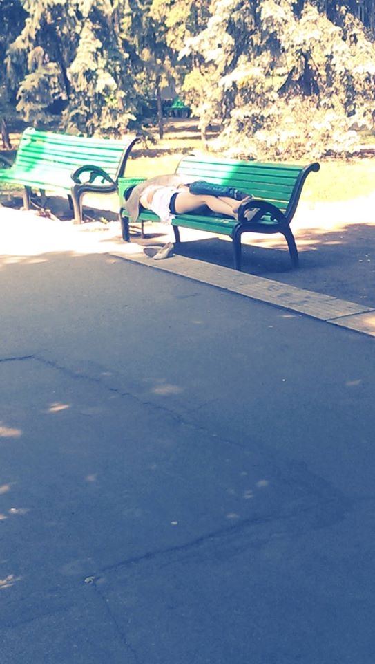 Se iubesc si nu le pasa de nimeni! Ce fac doi tineri in parcul central, in mijlocul zilei - FOTO