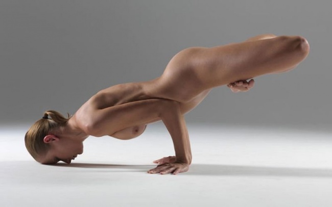 Yoga nud: un spectacol de o frumusețe incredibilă (poze 18 +)