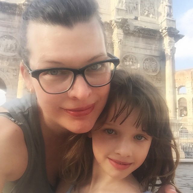 Мила Йовович показала трогательные семейные фото с отдыха в Италии